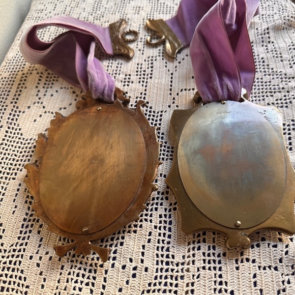 Pair Antique Brass PIcture Frames w/ Silk Portraits and Velvet Ribbons - Picture 6 of 12